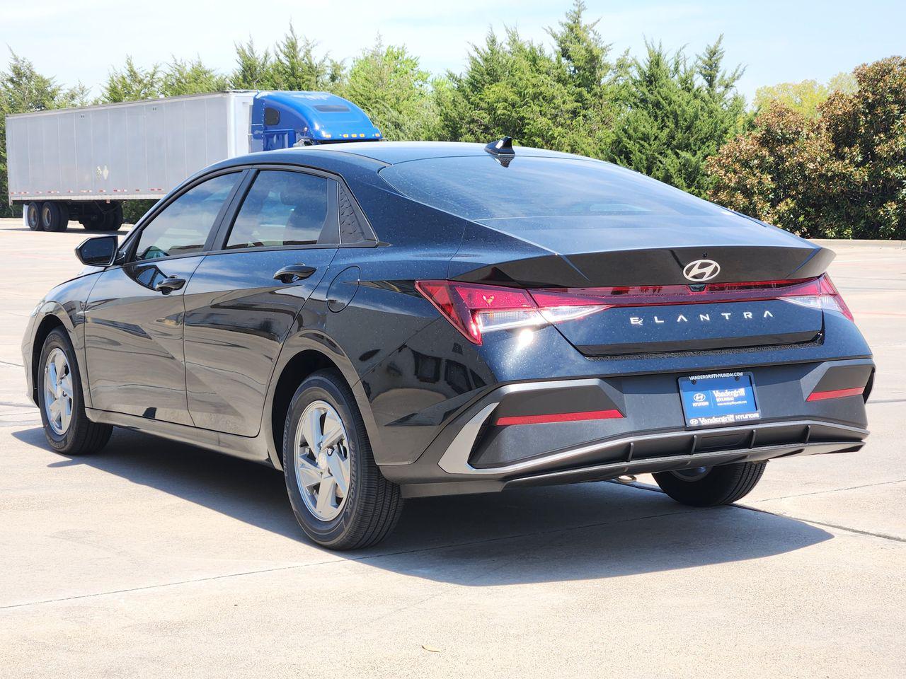 New 2026 Abyss Black Hyundai SE image 3
