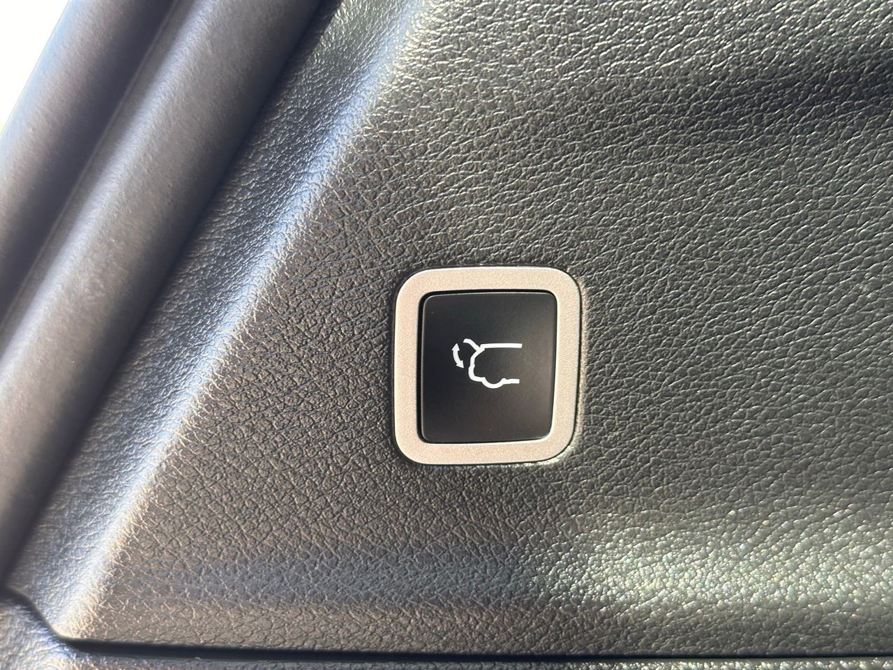 Used 2025 Fathom Blue Pearlcoat Chrysler Limited image 17