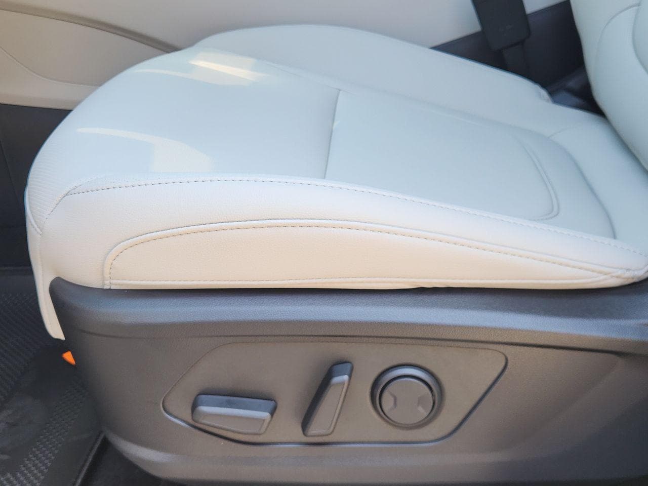 New 2026 Shimmering Silver Hyundai SEL Plus FWD image 23