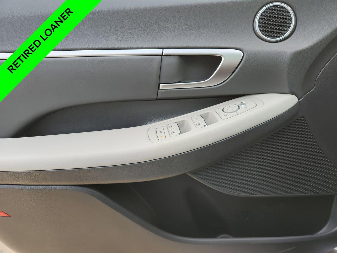 New 2025 T4A Silver Hyundai SEL Convenience image 24