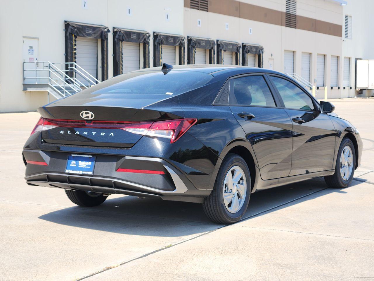 New 2026 Abyss Black Hyundai SE image 4