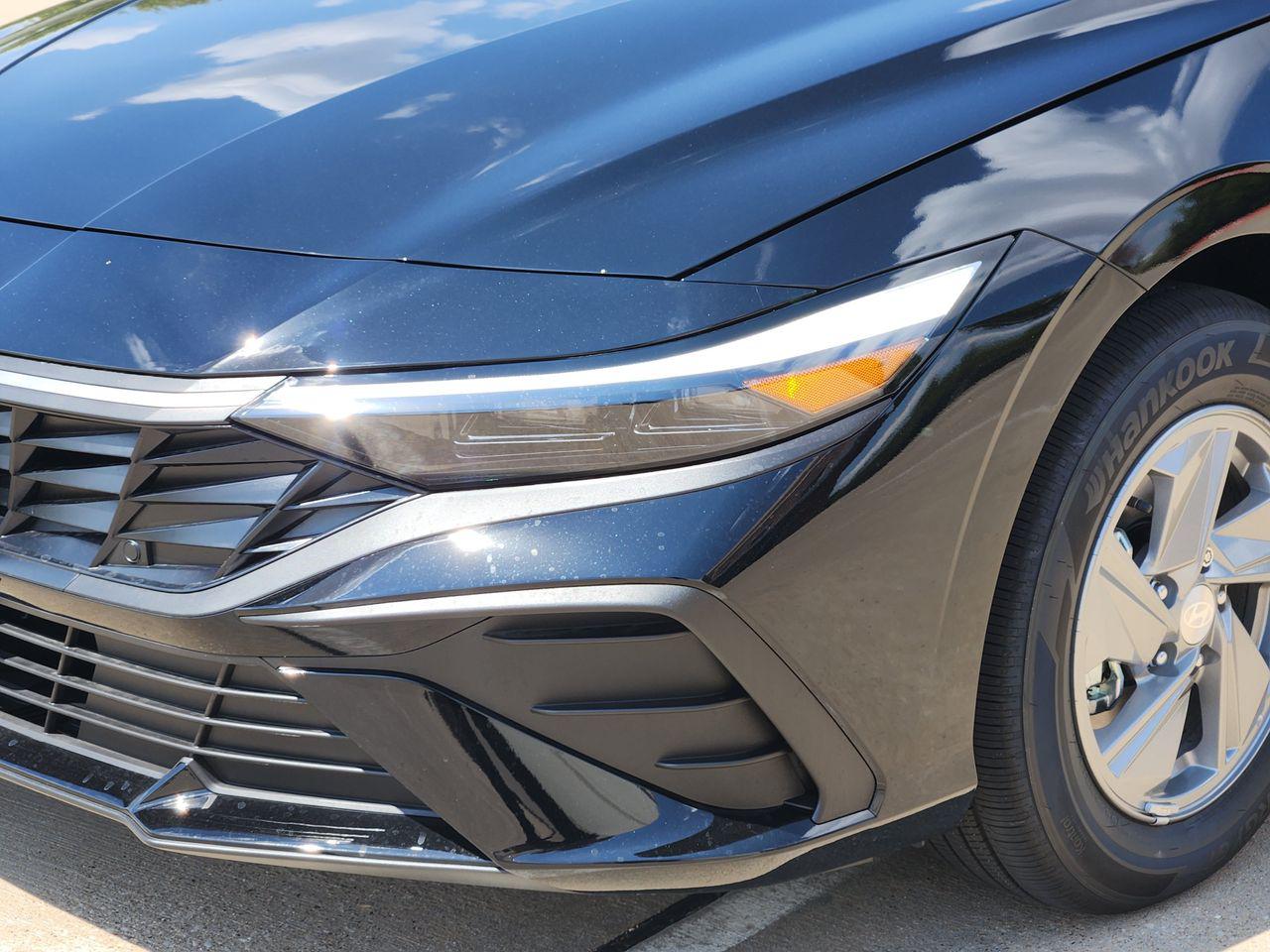 New 2026 Abyss Black Hyundai SE image 6