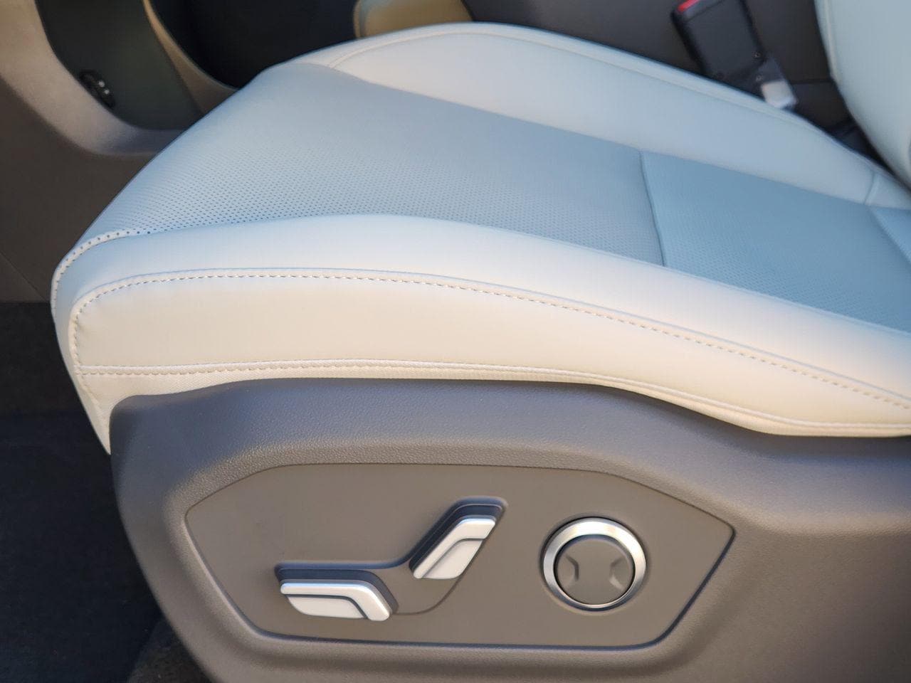 New 2026 W6H White Hyundai SEL FWD image 22