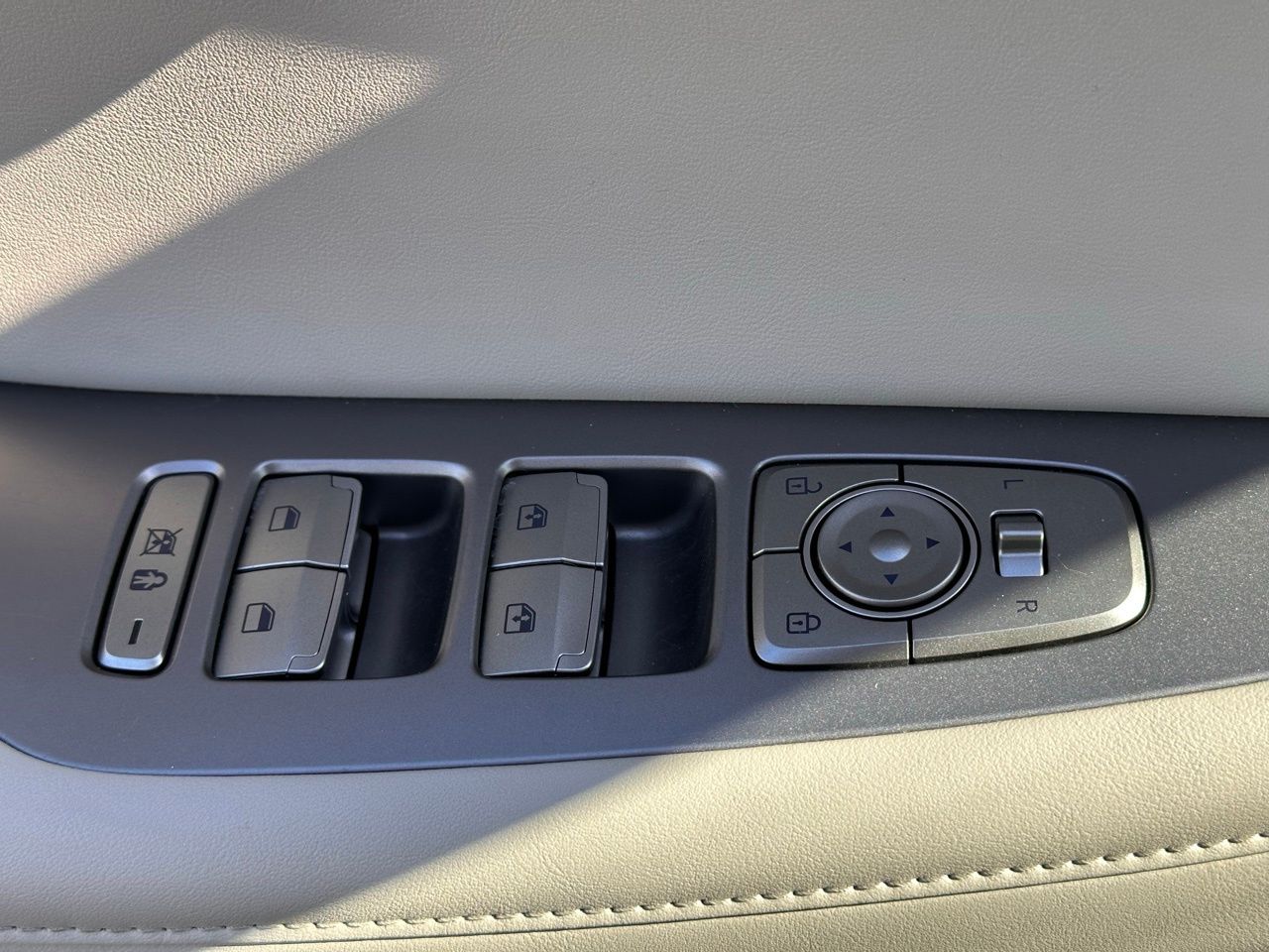 Used 2025 Graphite Hyundai Limited image 26