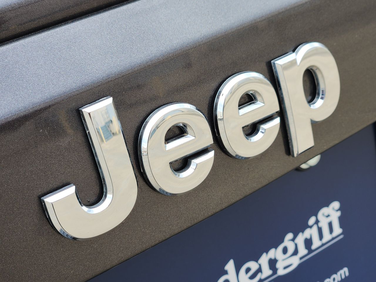 Used 2017 Granite Crystal Jeep Latitude image 9
