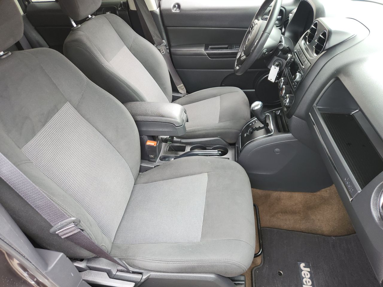 Used 2017 Granite Crystal Jeep Latitude image 11