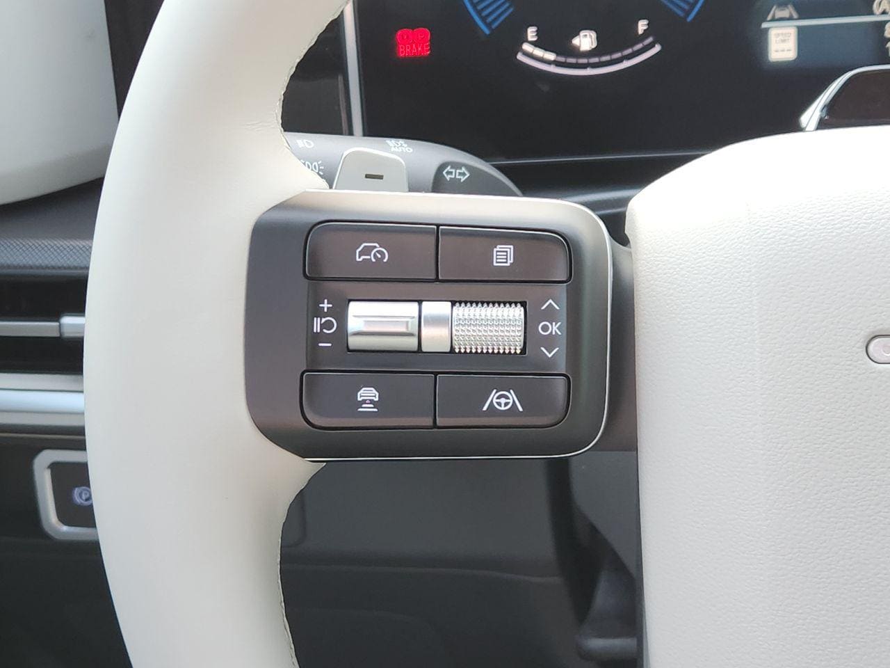 New 2027 Shimmering Silver Hyundai SEL FWD image 26