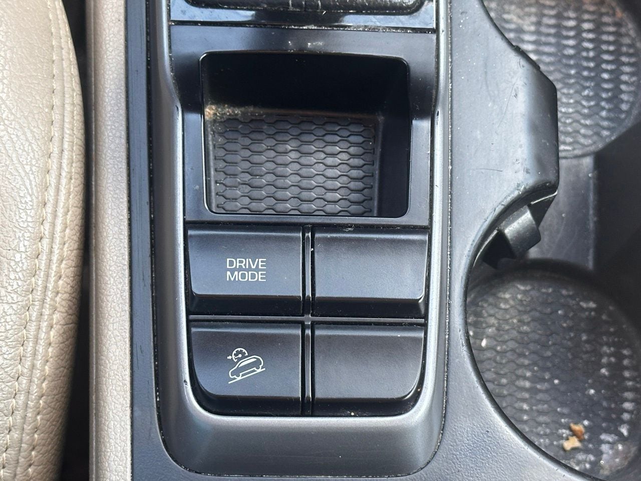 Used 2017 White Hyundai Sport image 33