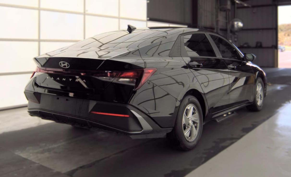 Used 2025 Abyss Black Hyundai SE image 5
