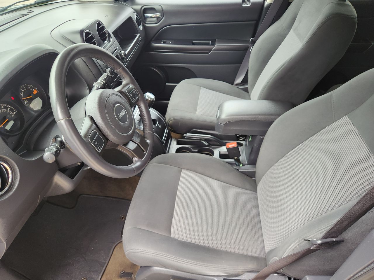 Used 2017 Granite Crystal Jeep Latitude image 10
