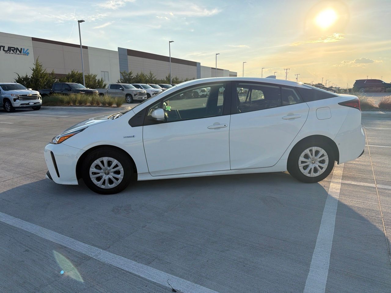Used 2022 White Toyota LE image 3