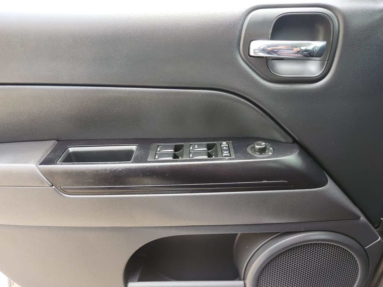 Used 2017 Granite Crystal Jeep Latitude image 20