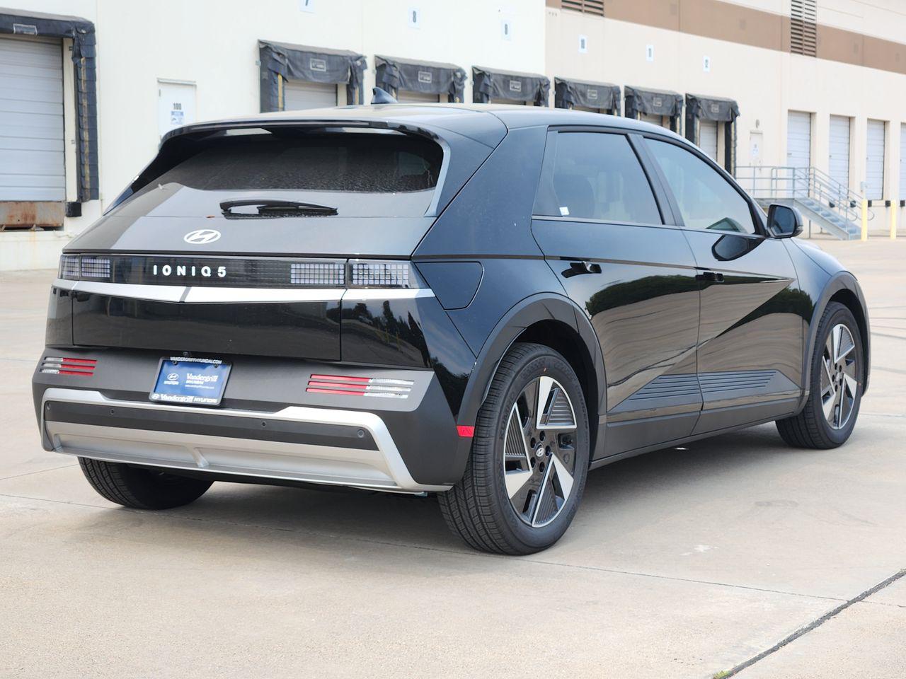 New 2027 A2B/Black Hyundai SE image 4