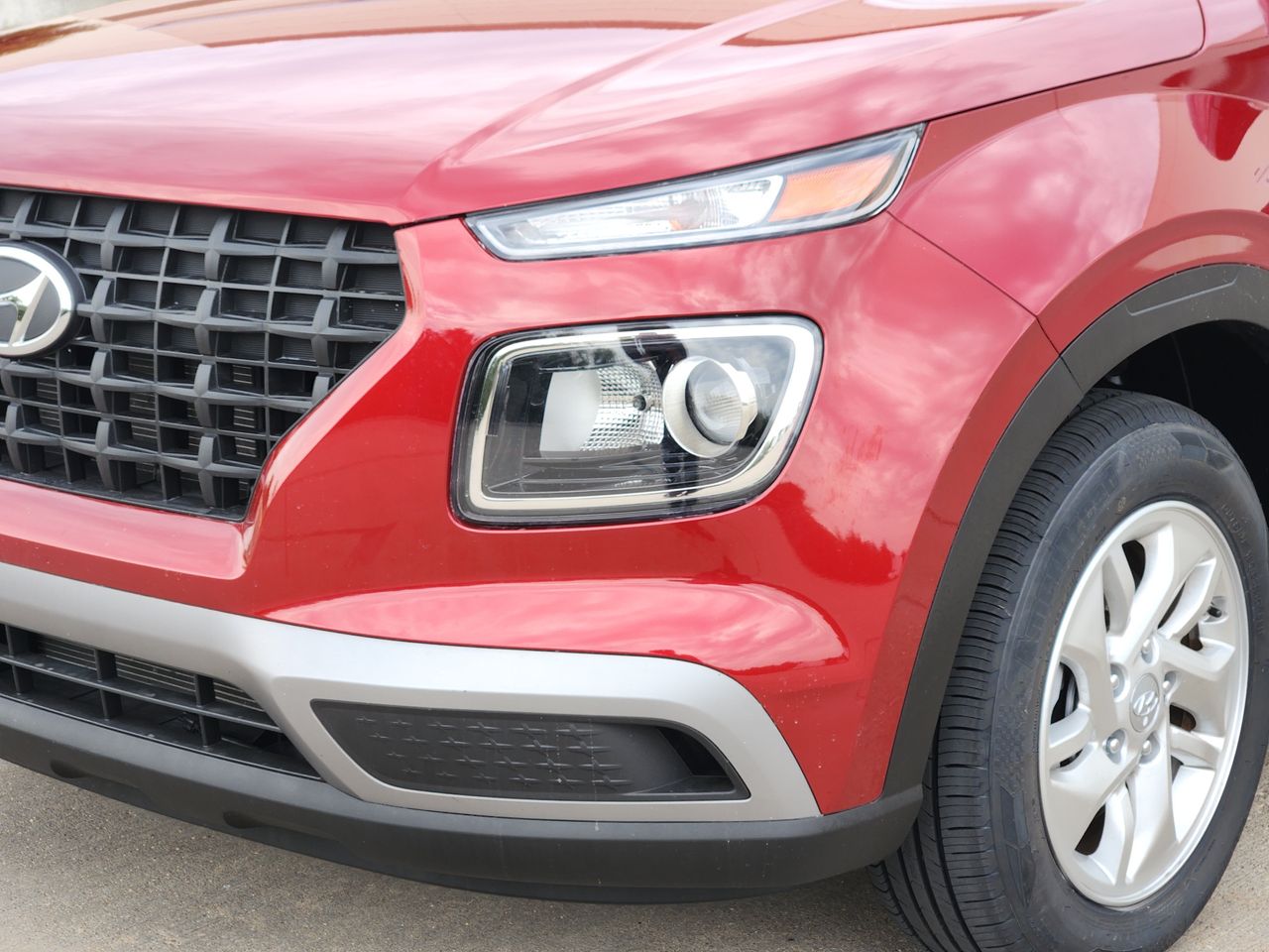 Used 2025 Ultimate Red Hyundai SE image 6