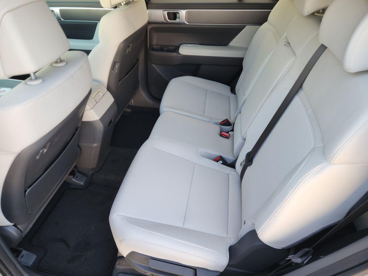 New 2027 Shimmering Silver Hyundai SE FWD image 29
