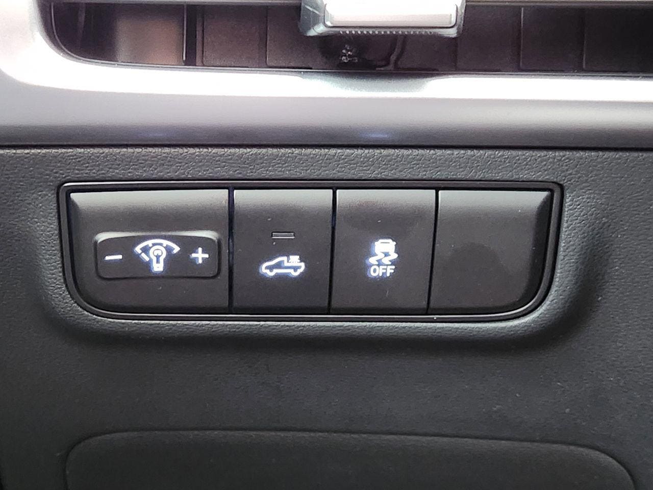 New 2026 SAW White Hyundai SEL FWD image 20