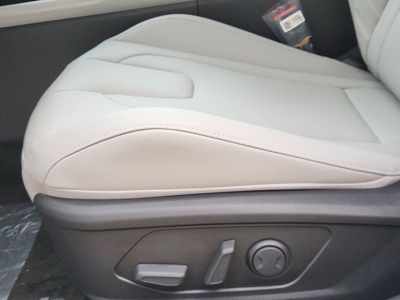 New 2026 W6H White Hyundai Limited image 25