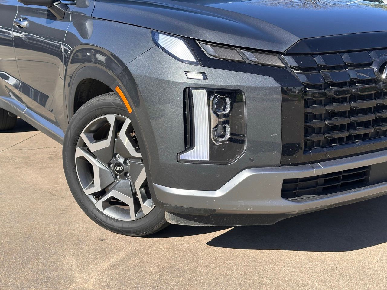 Used 2025 Graphite Hyundai Limited image 4