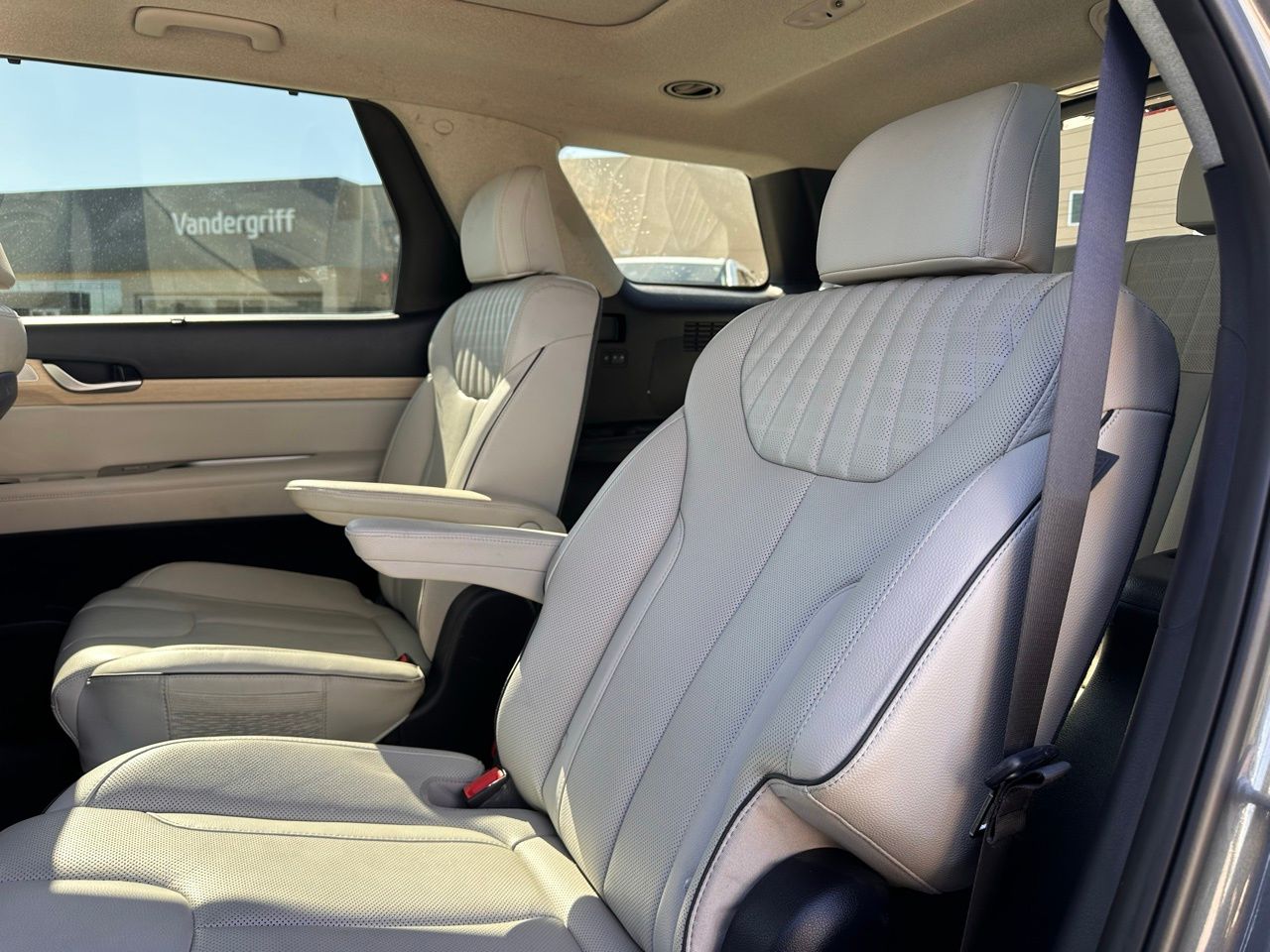 Used 2025 Graphite Hyundai Limited image 17