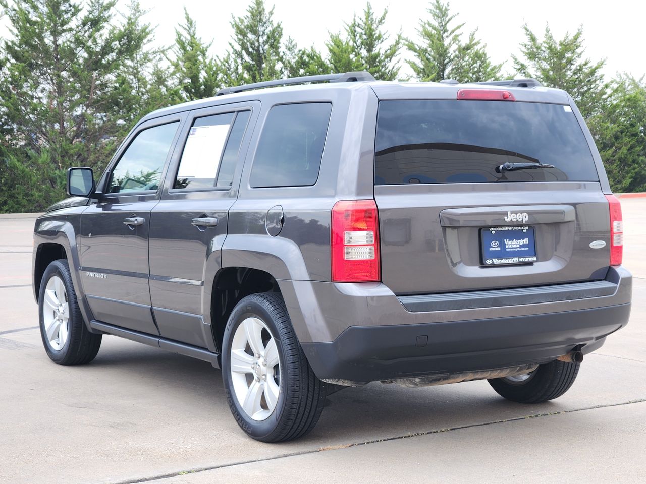 Used 2017 Granite Crystal Jeep Latitude image 3