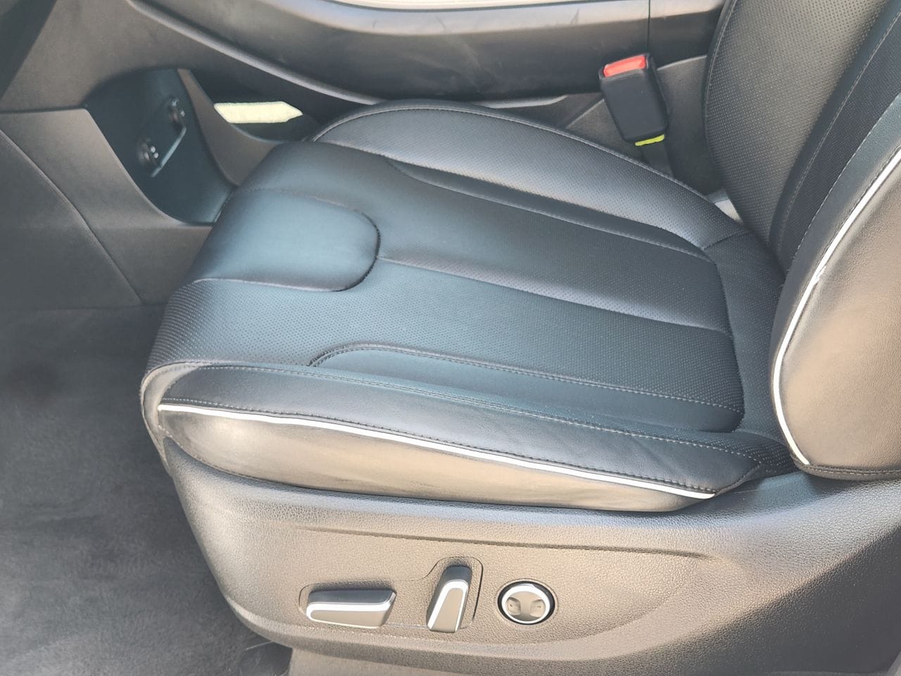 Used 2025 Hyper White Hyundai SEL image 24