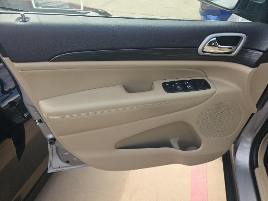 Used 2019 Billet Silver Jeep Laredo E image 12