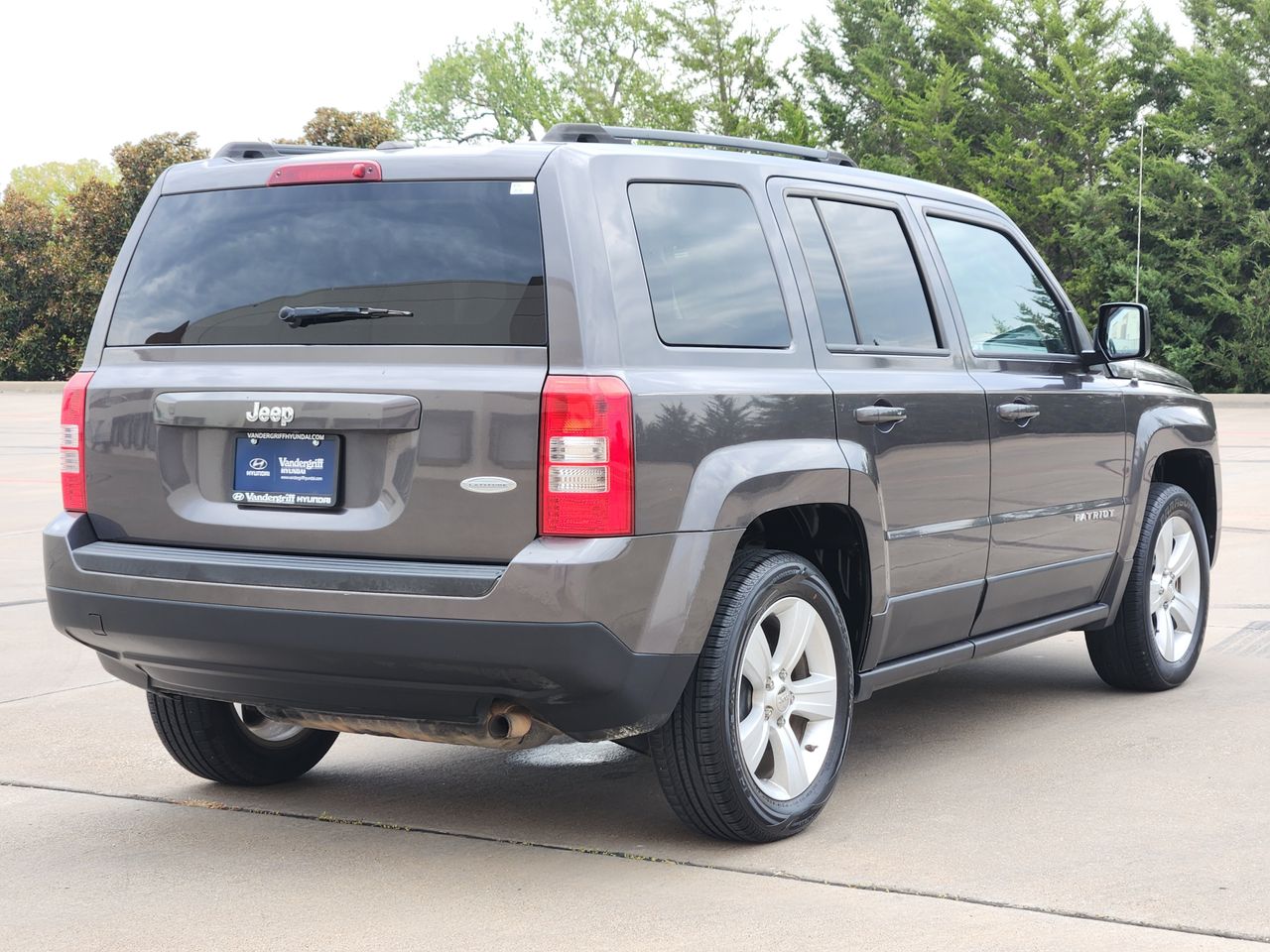 Used 2017 Granite Crystal Jeep Latitude image 4