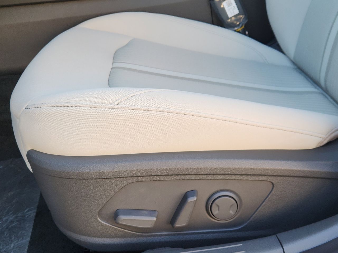 New 2026 W6H White Hyundai SEL image 24