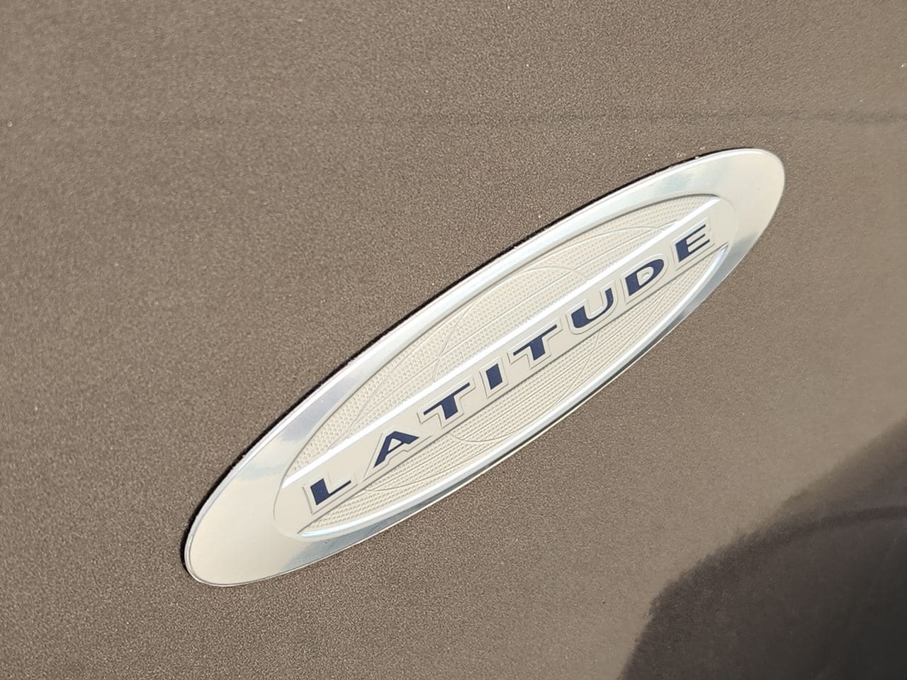 Used 2017 Granite Crystal Jeep Latitude image 8