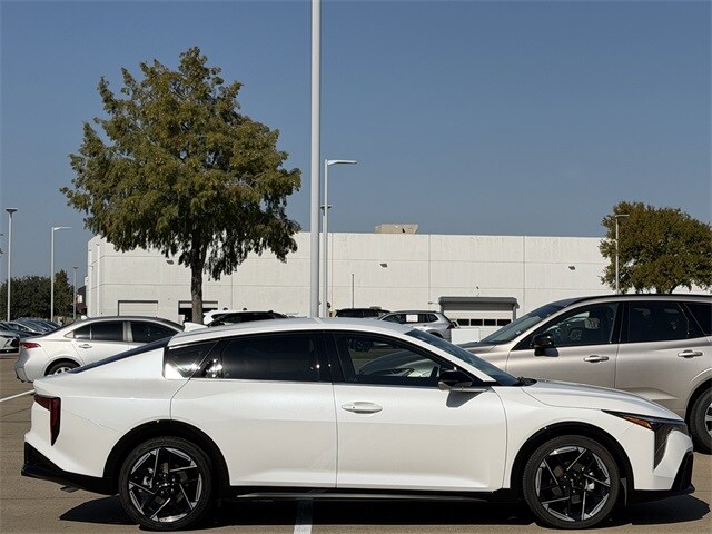 2025 Kia K4 GT-Line photo 3