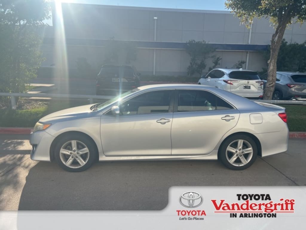 Used 2014 Toyota Camry SE Sedan