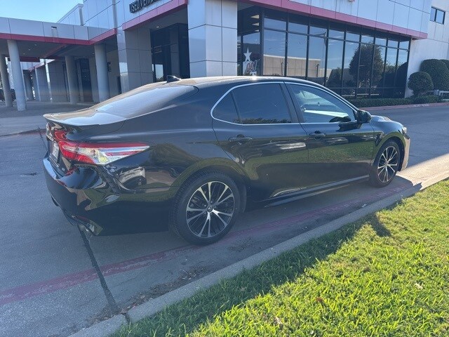 2020 Toyota Camry SE photo 2
