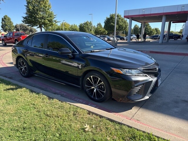 2020 Toyota Camry SE photo 3