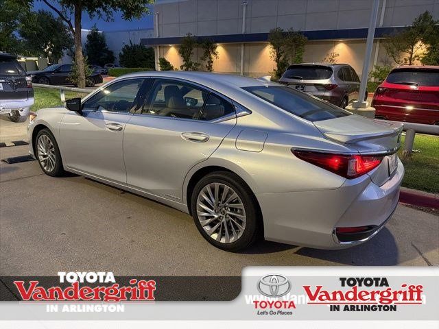 2019 Lexus ES 300h 300h's photo