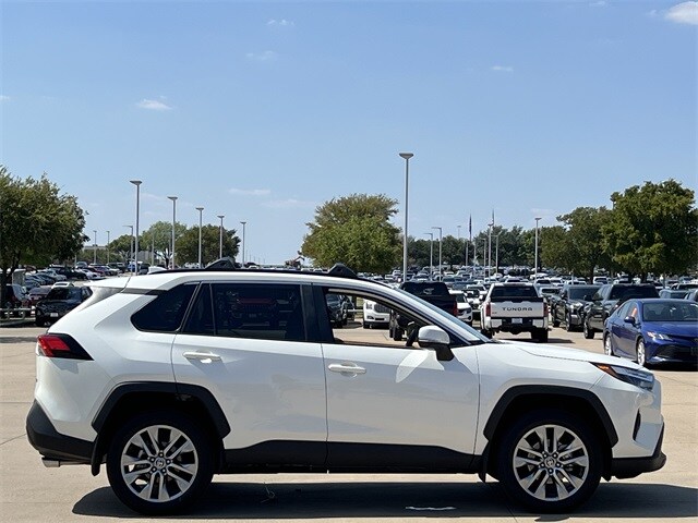 2022 Toyota RAV4 XLE Premium photo 3