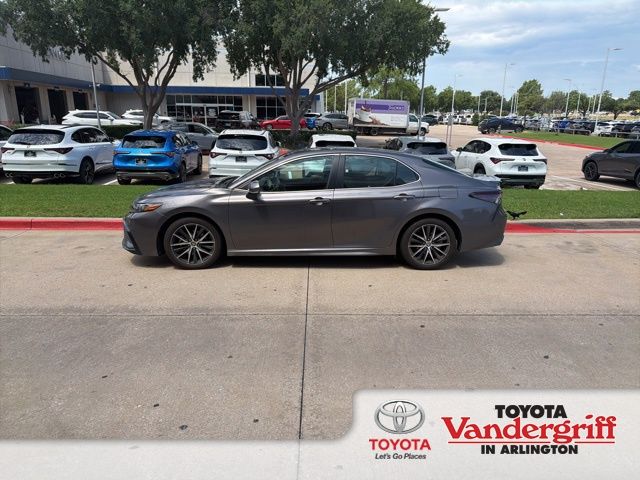 2023 Toyota Camry SE's photo