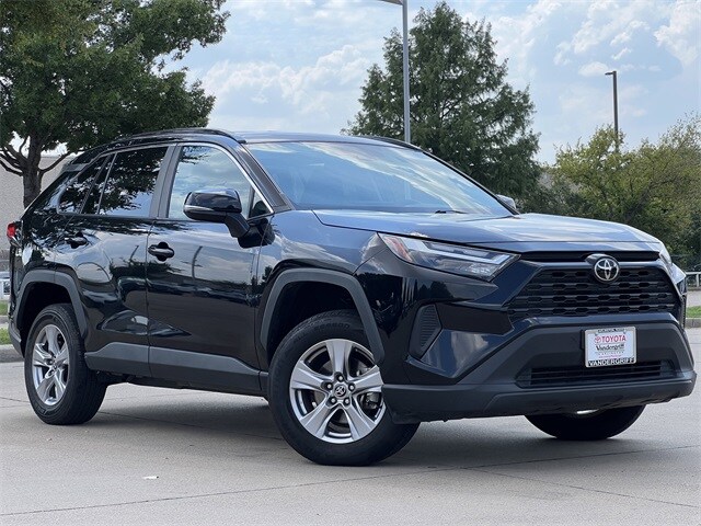 2023 Toyota RAV4 XLE photo 2