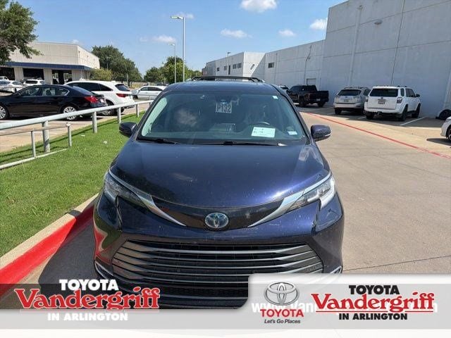 2022 Toyota Sienna Limited 7-Passenger Hybrid FWD's photo