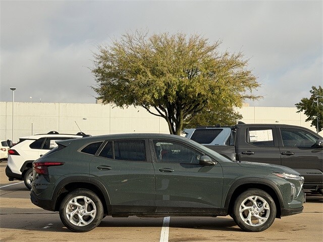 2025 Chevrolet Trax LS photo 2