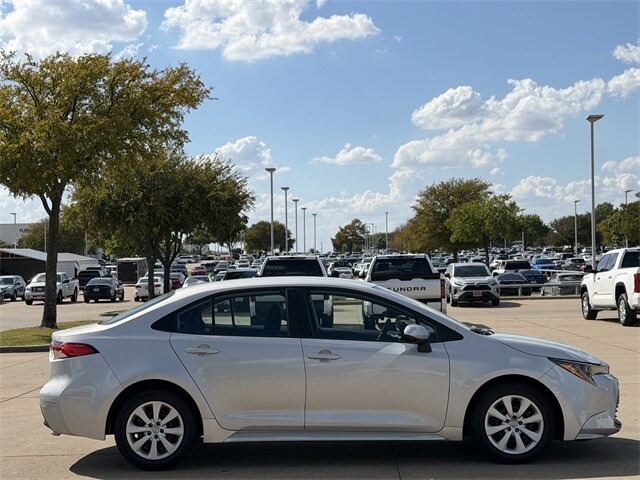 2024 Toyota Corolla LE photo 2