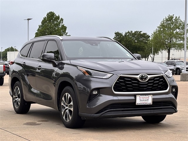 Used 2021 Toyota Highlander XLE with VIN 5TDGZRAH4MS516443 for sale in Arlington, TX