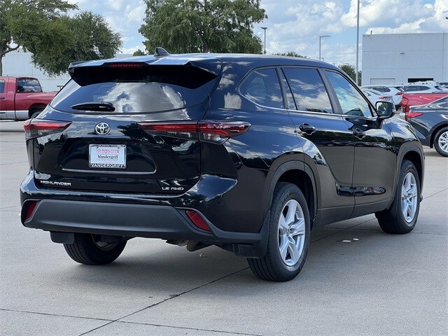 2024 Toyota Highlander LE photo 4