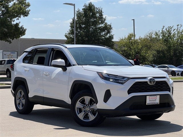 2022 Toyota RAV4 XLE photo 2