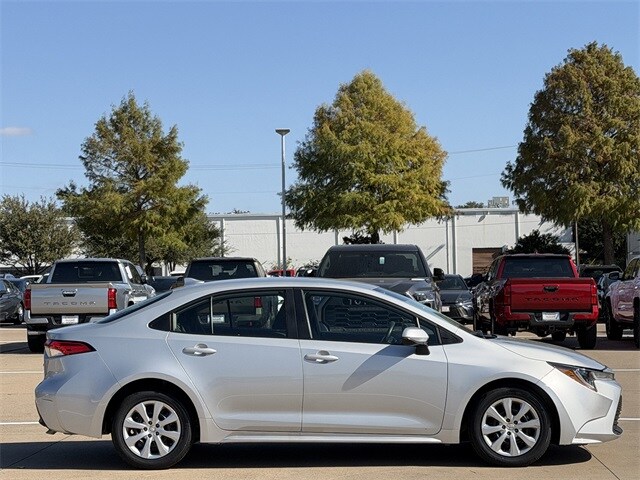 2025 Toyota Corolla LE photo 3