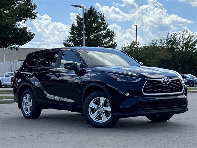 2024 Toyota Highlander LE photo 2