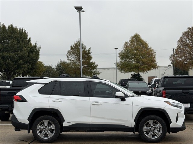 2025 Toyota RAV4 Hybrid XLE photo 3