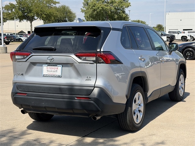 2024 Toyota RAV4 LE photo 4