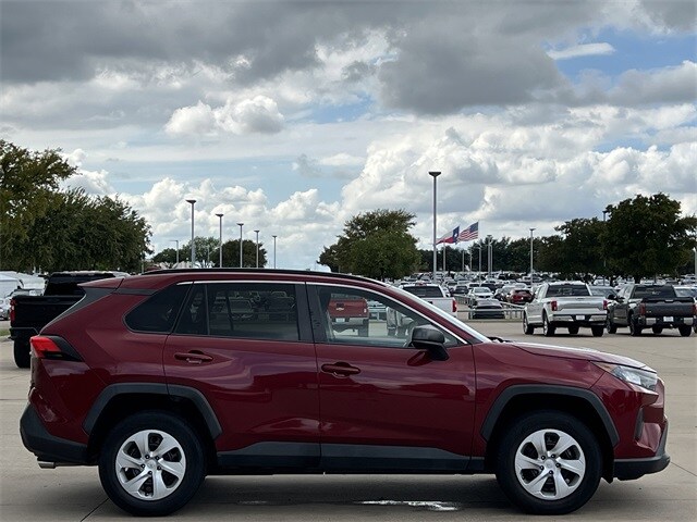 2021 Toyota RAV4 LE photo 3