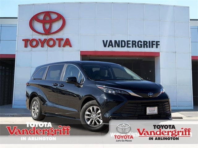 2024 Toyota Sienna LE's photo
