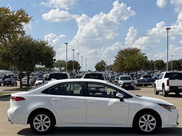 2025 Toyota Corolla LE photo 3